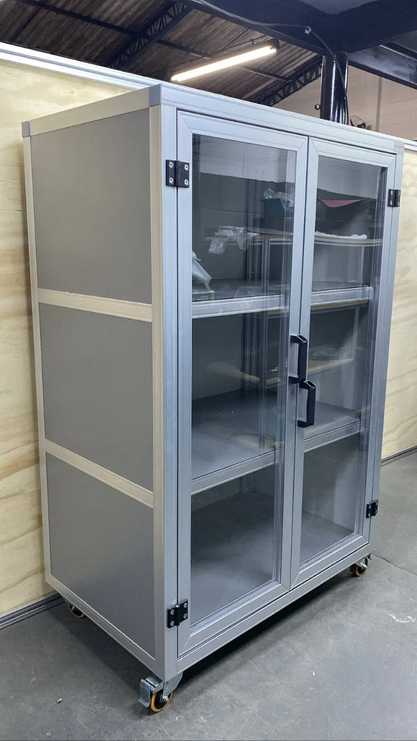 Armário em perfil com portas de policarbonato