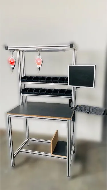 Bancada com monitor e suporte em perfil