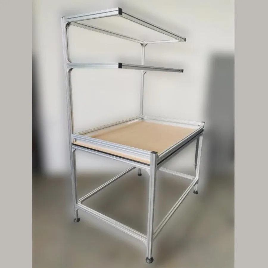 Bancada de trabalho em perfil com tampo de madeira