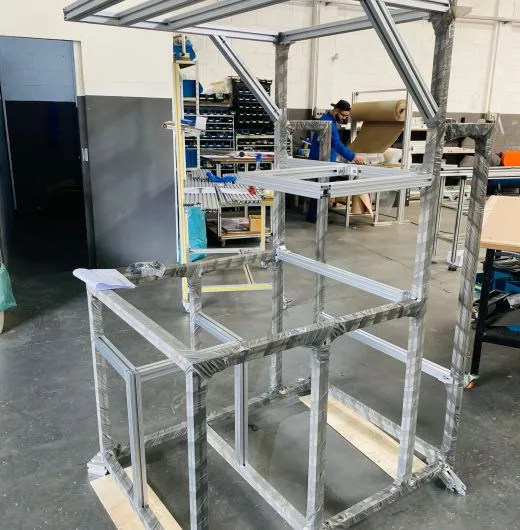 Mesa em perfil com tampo de vidro