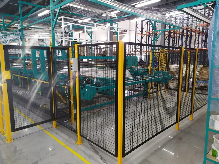 Proteção perimetral com tela em linha de produção