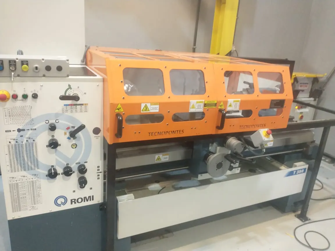 Torno com proteções NR-12 laranja instaladas pela Tecnopontes